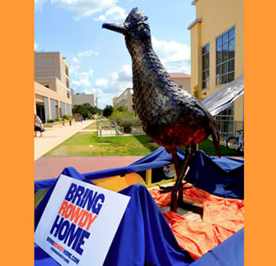 UTSA Rowdy statue