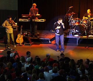 singer Josh Gracin