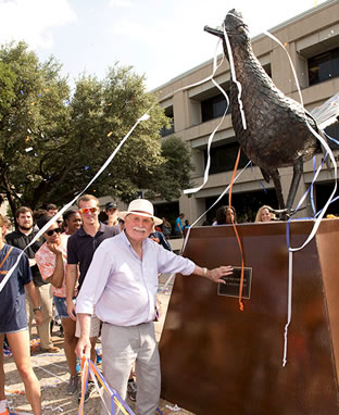 Unveiling of roadrunner statue on UTSA campus
