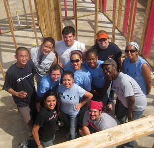 UTSA student volunteers