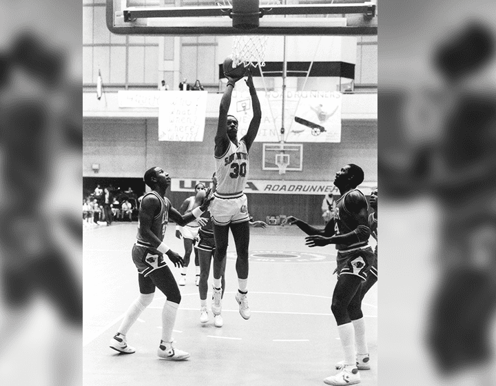 The Roadrunners’ Gervin takes a shot against Lamar.