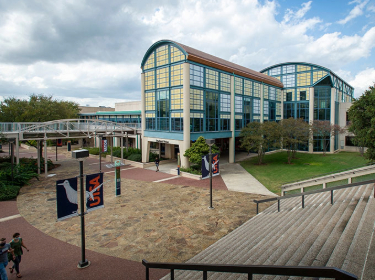 UTSA establishes new partnerships for custodial, groundskeeping services