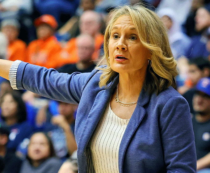 UTSA extends contract of women’s basketball coach Karen Aston