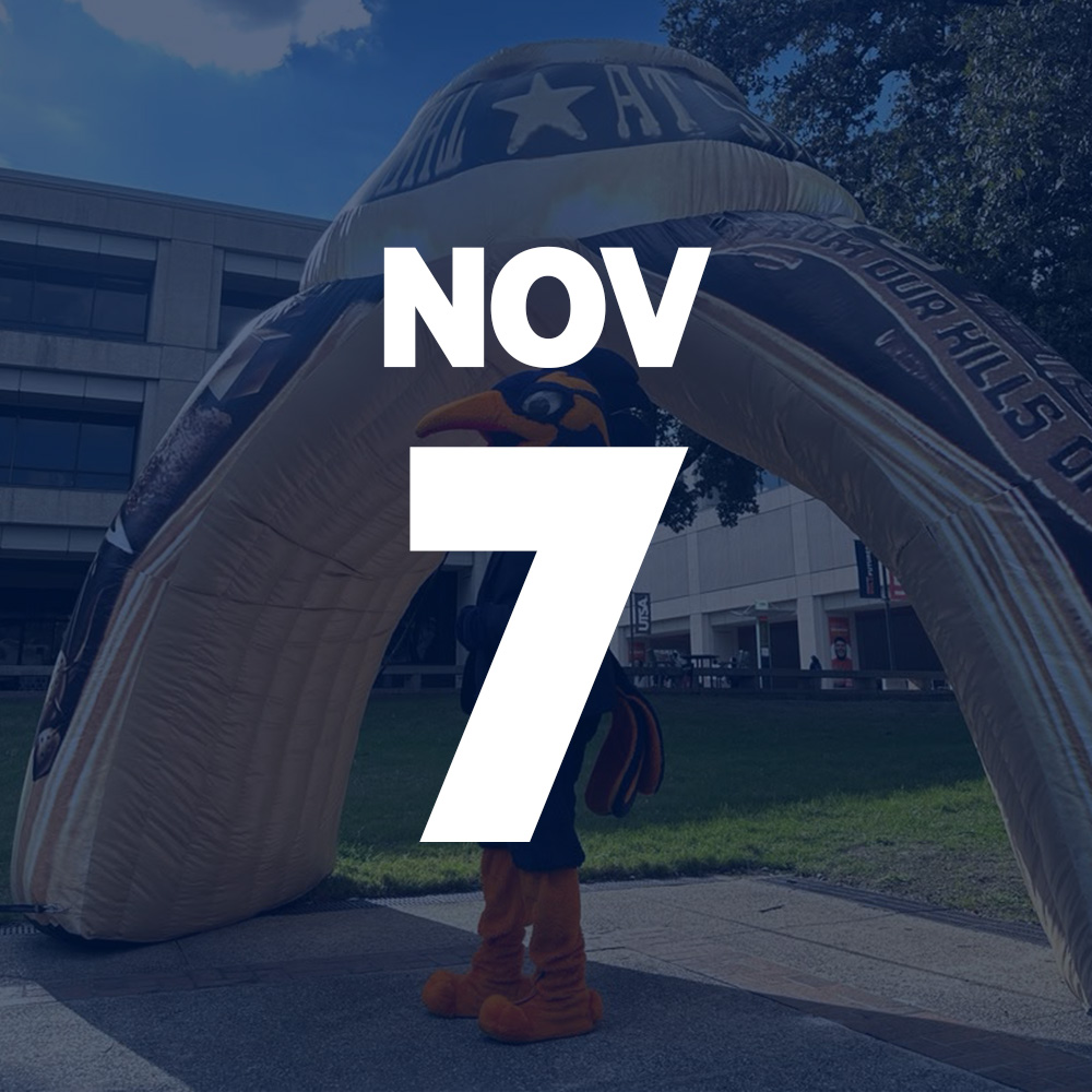 Rowdy in front of giant UT San Antonio ring