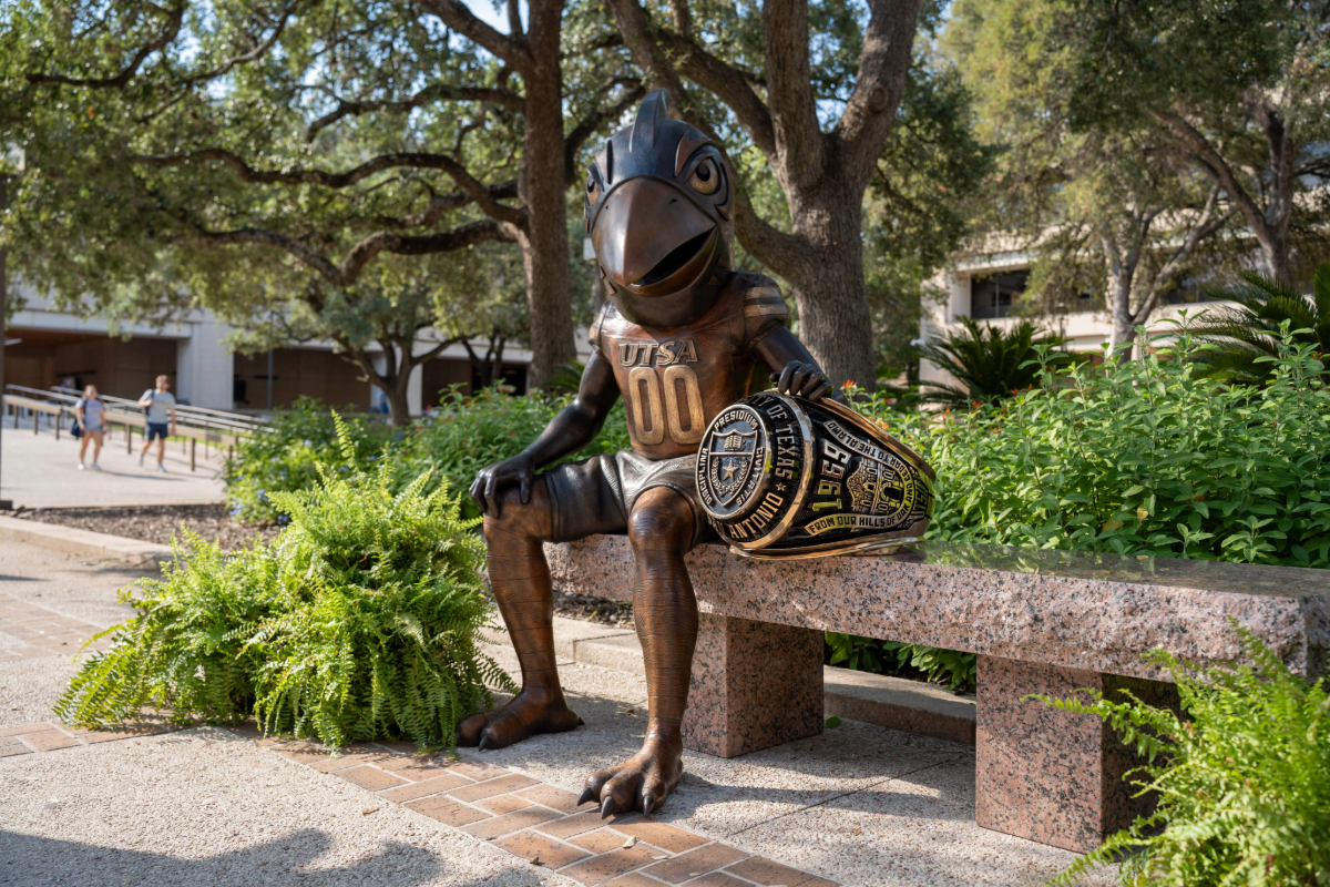Rowdy posing with UT San Antonio Ring Statue