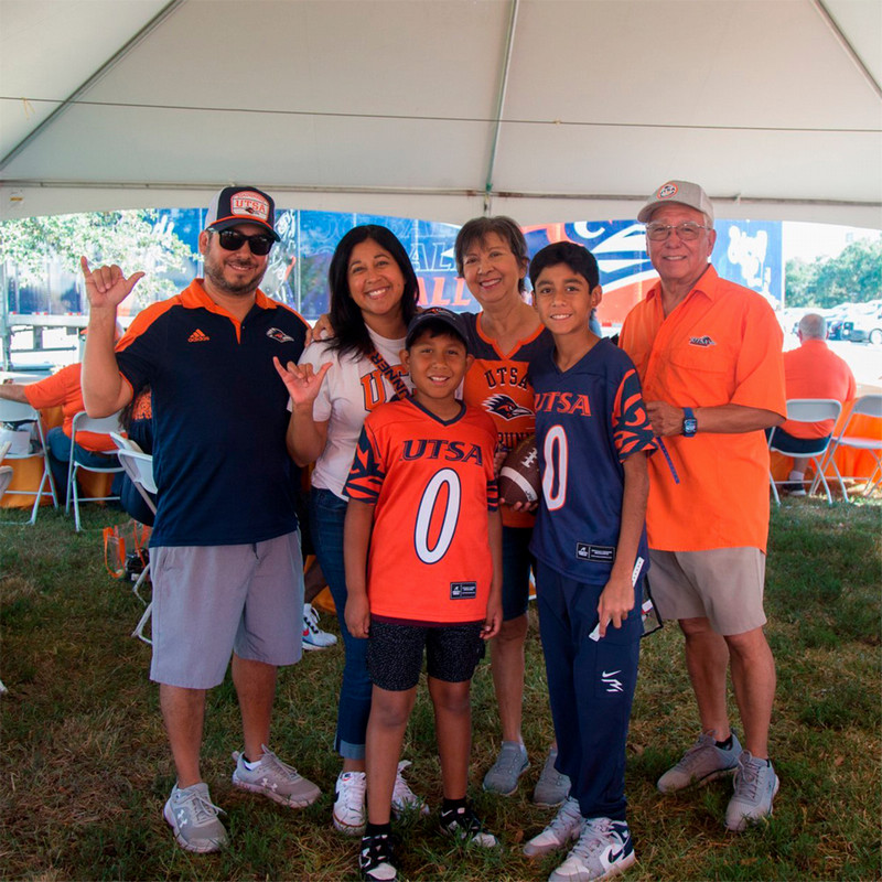 UTSA fans giving birds up at away football game
