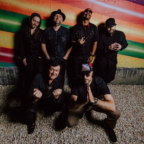 Los Desechos smiling