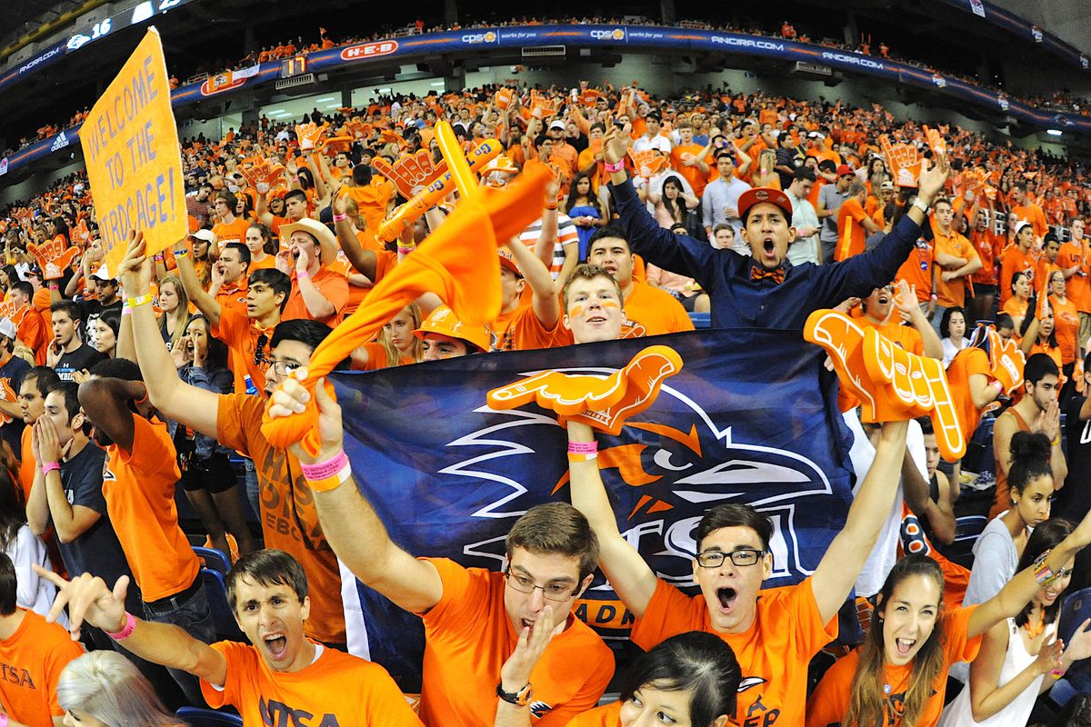 UTSA students getting loud at alamodome