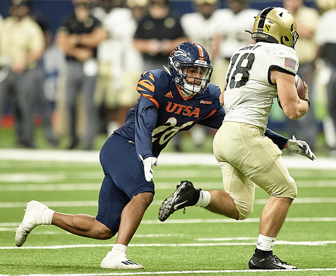 UTSA football player Mayfield making tackle