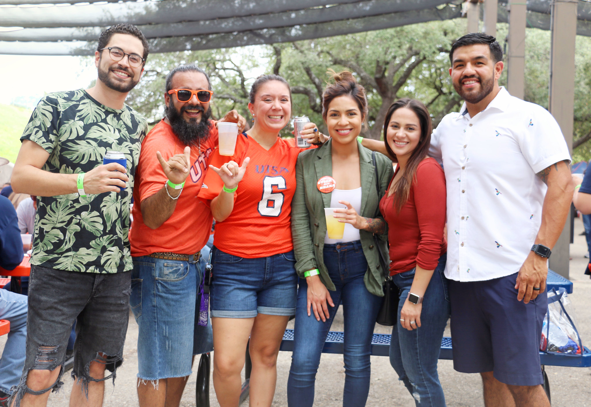 UTSA Alumni giving birds up