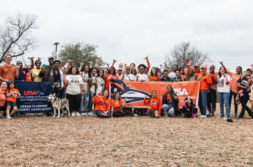 Crowd with birds up and UTSA banners