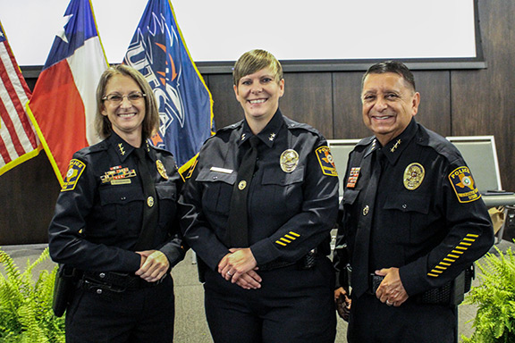 Lemmonds Ceremony - lemmonds, Ruben Puente and the UTSA police chief posing