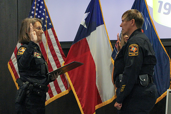 Lemmonds getting sworn in by UTSA Chief of Police