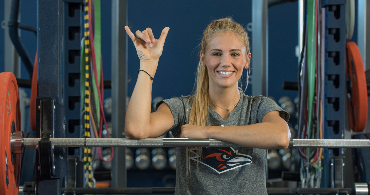 Kendall Kloza giving UTSA birds up in gym