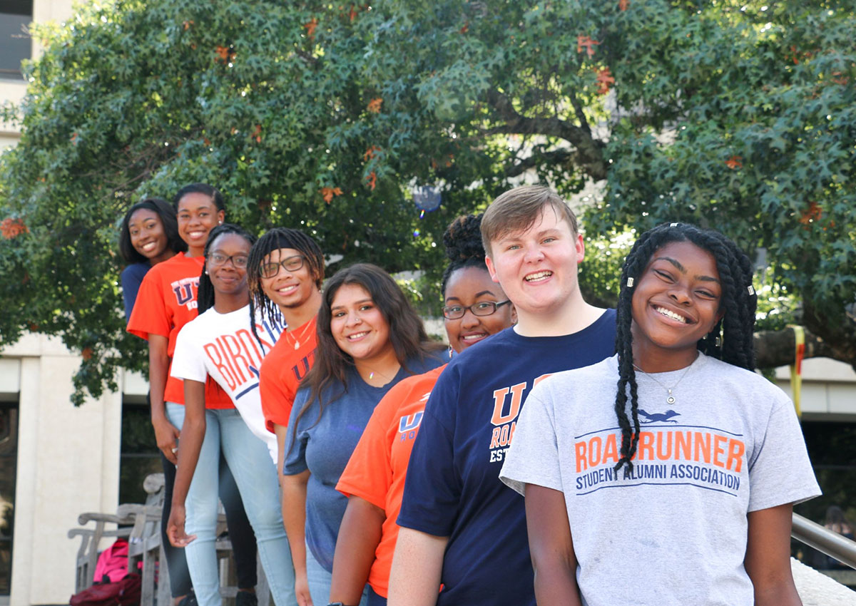 Students posing on UTSA campus