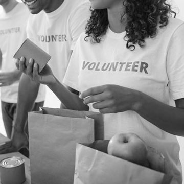 Volunteer handing out food
