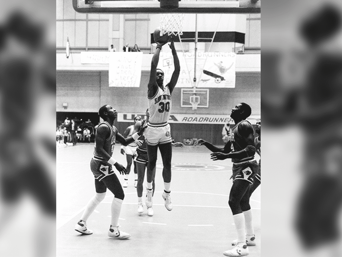 The Roadrunners’ Gervin takes a shot against Lamar.
