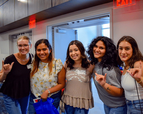 new students attending UTSA Orientation