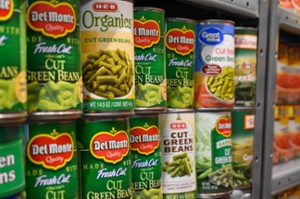 Shelves with cans of green beans.