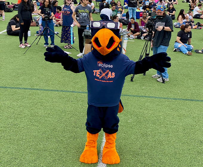 Video: Roadrunners gather at Main Campus for Eclipse Viewing Party