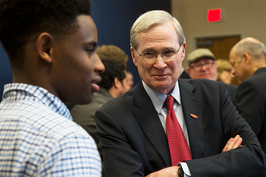 Stephen Hadley speaks with UTSA students