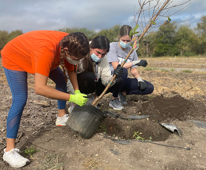 Roadrunners give back with San Antonio Food Bank this Homecoming