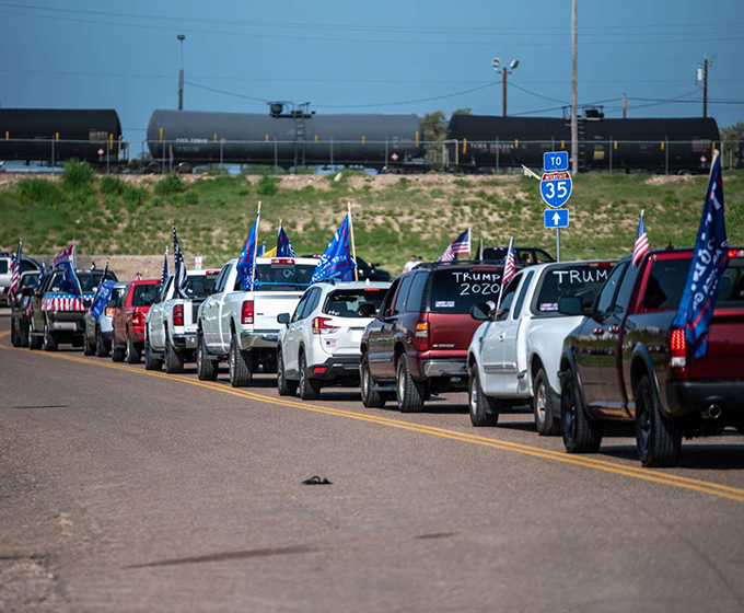 trump-parade-laredo_680.png