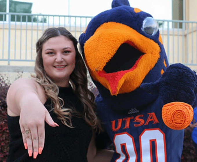 Hundreds of Roadrunners take part in class ring tradition