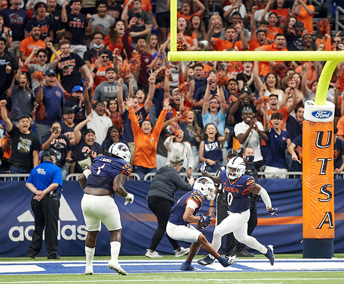 UTSA Football battles UNLV, honors families and Hispanic Heritage