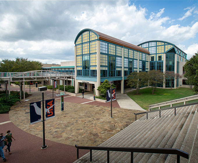 UTSA establishes new partnerships for custodial, groundskeeping services