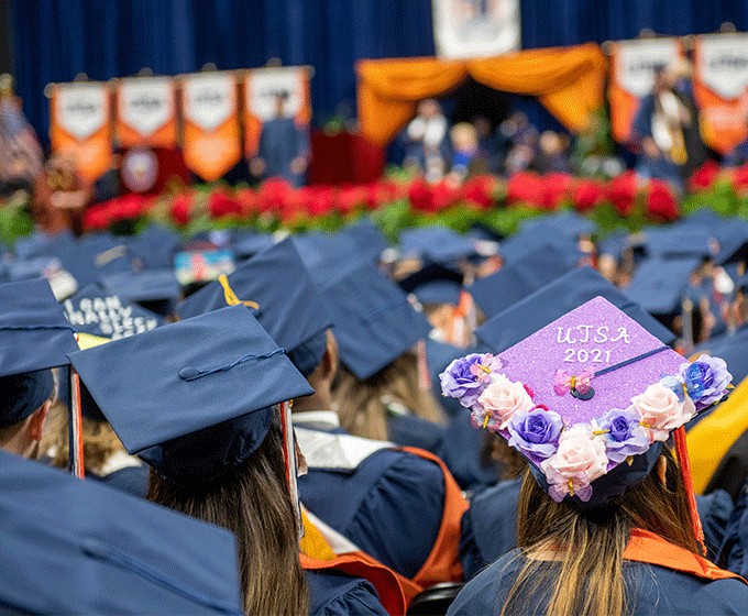 Traditions help UTSA graduates stand out at Commencement