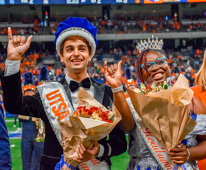 Students named Spirit of the Roadrunner recipients at UTSA game