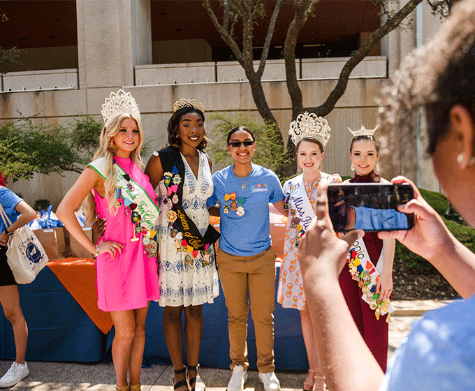 Roadrunner community welcomes Fiesta with Día en la Sombrilla today