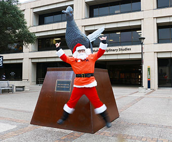 Meet a Roadrunner: Santa Claus '98 spreads Christmas cheer across the globe